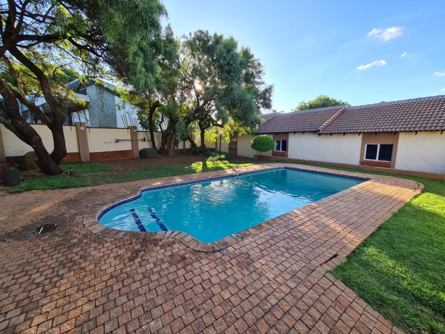 2 Bedroom Property for Sale in Faerie Glen Gauteng