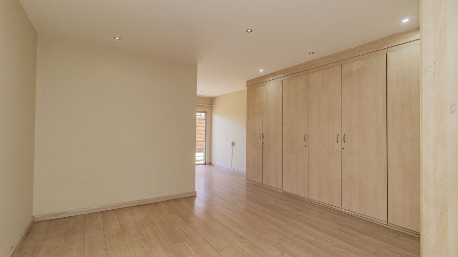 6 Bedroom Property for Sale in Rynsoord Gauteng