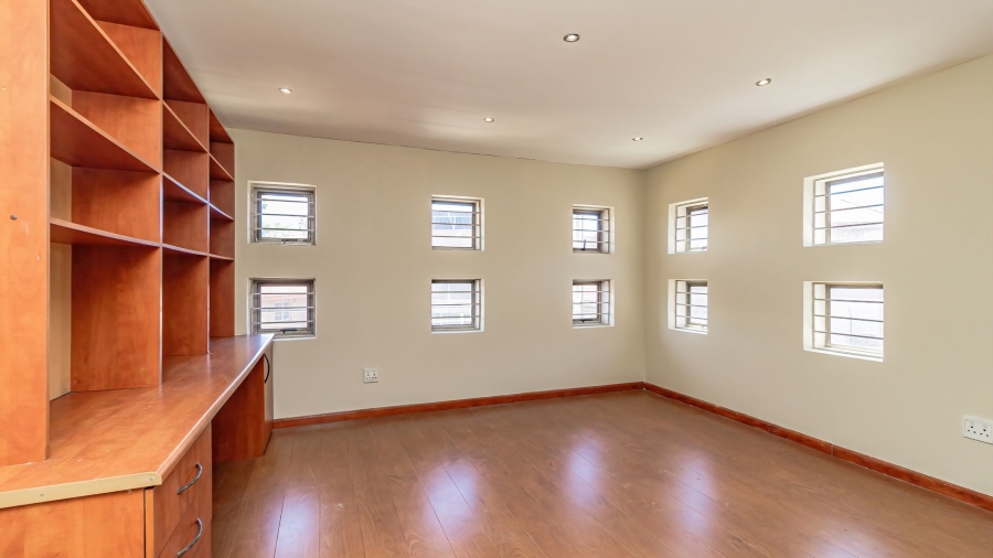 6 Bedroom Property for Sale in Rynsoord Gauteng
