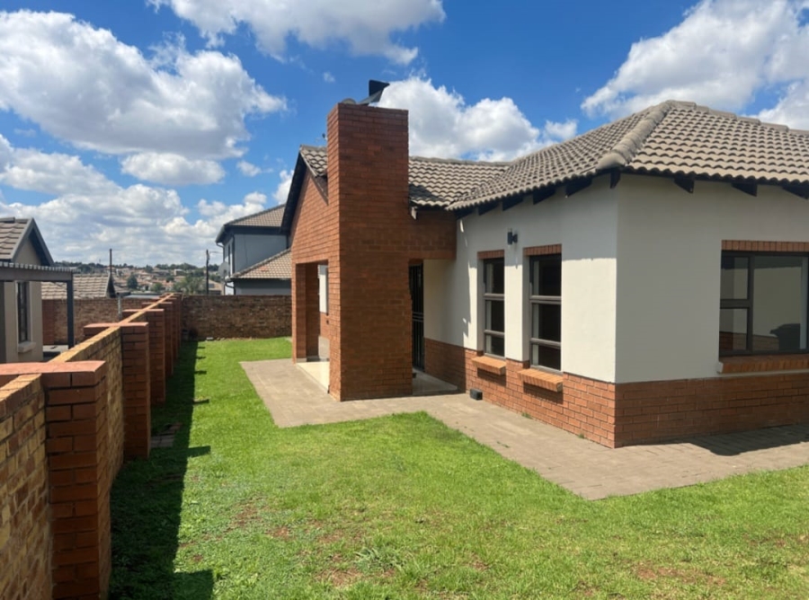 3 Bedroom Property for Sale in Clayville Gauteng
