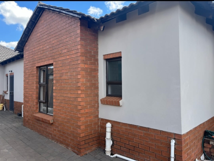 3 Bedroom Property for Sale in Clayville Gauteng