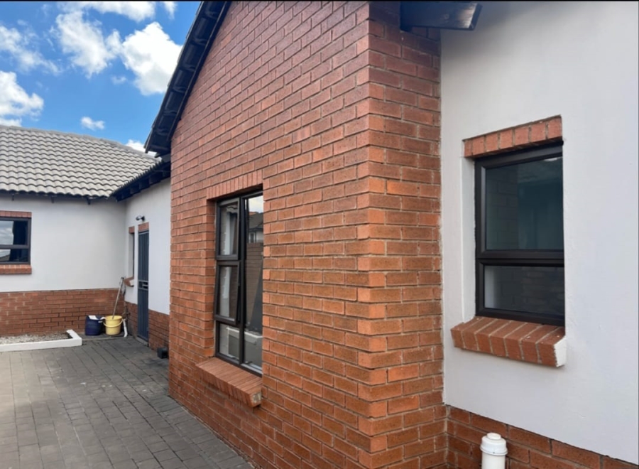3 Bedroom Property for Sale in Clayville Gauteng