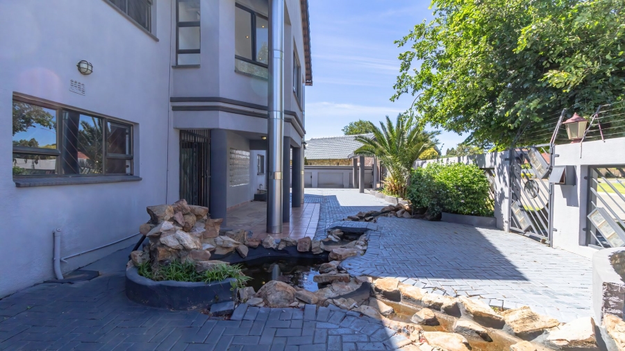 6 Bedroom Property for Sale in Mackenzie Park Gauteng