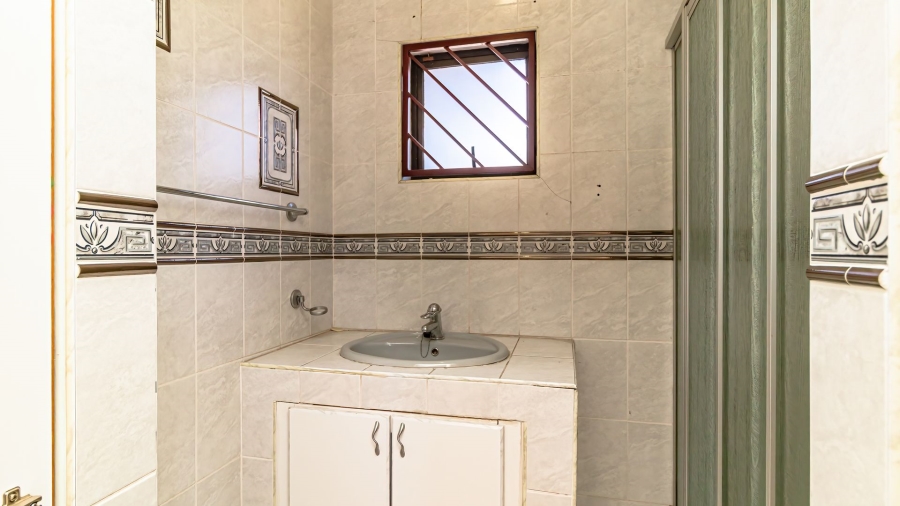 6 Bedroom Property for Sale in Mackenzie Park Gauteng