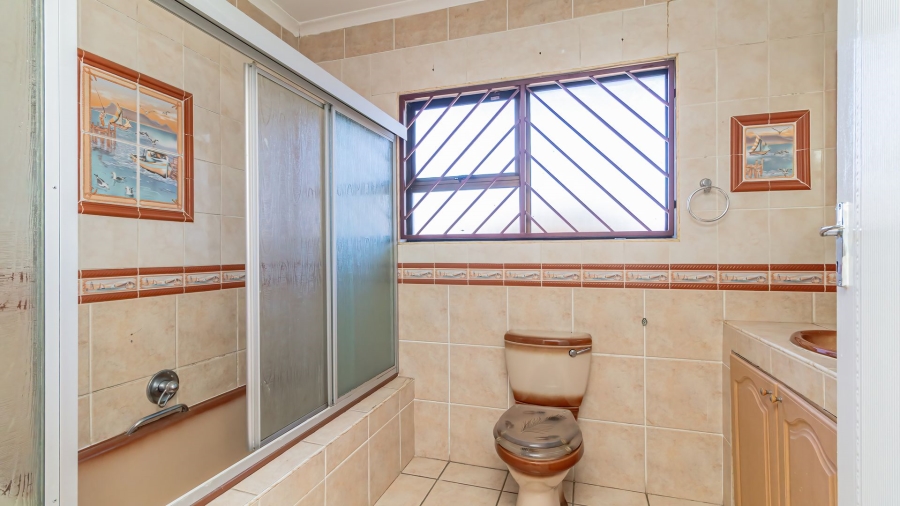 6 Bedroom Property for Sale in Mackenzie Park Gauteng