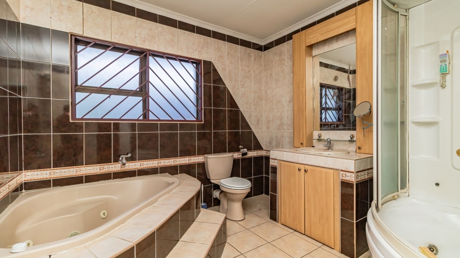 6 Bedroom Property for Sale in Mackenzie Park Gauteng