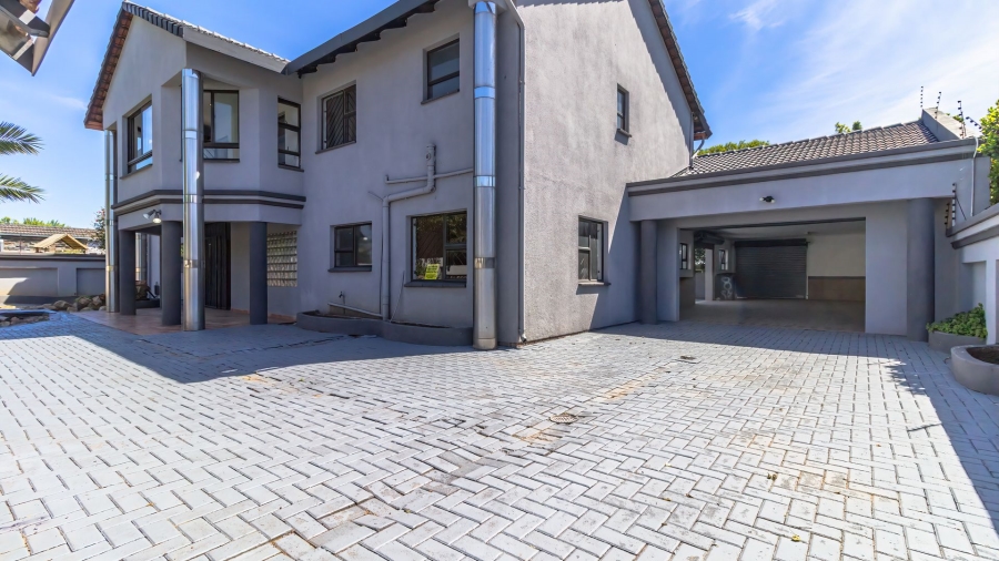 6 Bedroom Property for Sale in Mackenzie Park Gauteng