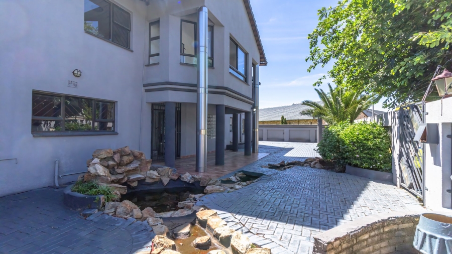 6 Bedroom Property for Sale in Mackenzie Park Gauteng