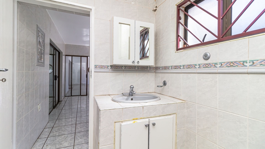 6 Bedroom Property for Sale in Mackenzie Park Gauteng