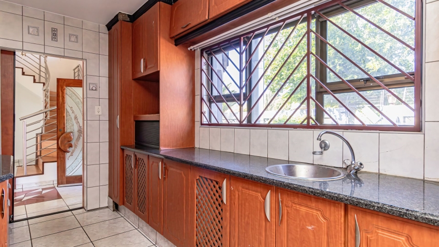 6 Bedroom Property for Sale in Mackenzie Park Gauteng