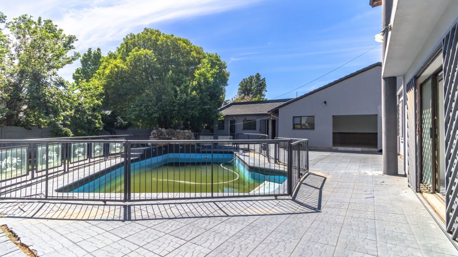 6 Bedroom Property for Sale in Mackenzie Park Gauteng