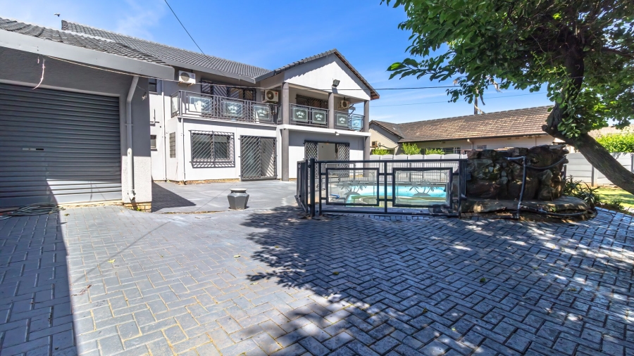 6 Bedroom Property for Sale in Mackenzie Park Gauteng