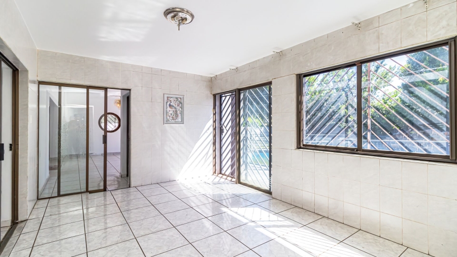 6 Bedroom Property for Sale in Mackenzie Park Gauteng