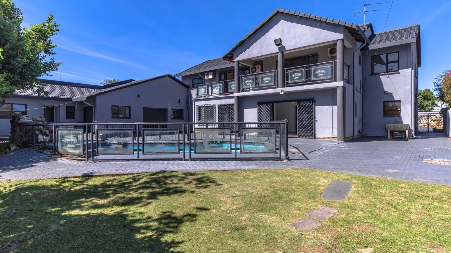 6 Bedroom Property for Sale in Mackenzie Park Gauteng