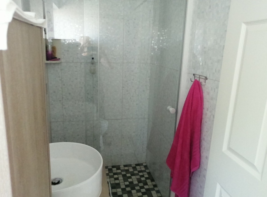 To Let 1 Bedroom Property for Rent in Gallo Manor Gauteng