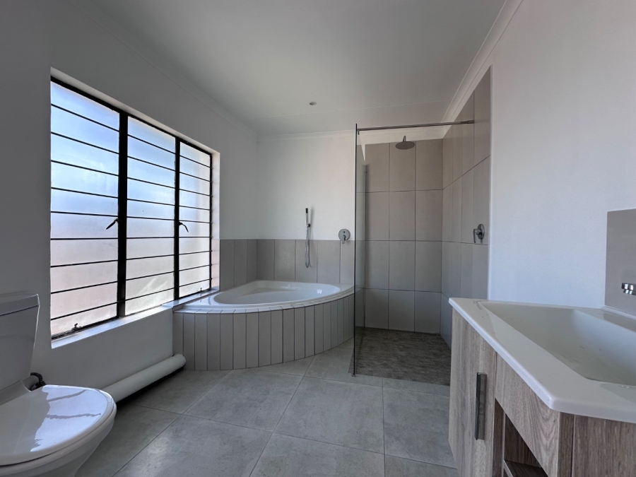 4 Bedroom Property for Sale in Noordwyk Gauteng