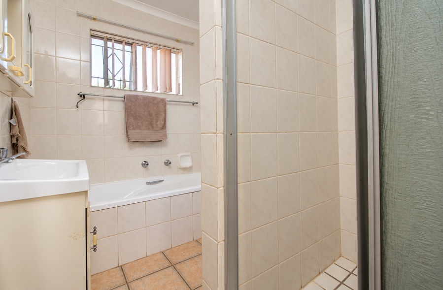 2 Bedroom Property for Sale in Wilro Park Gauteng