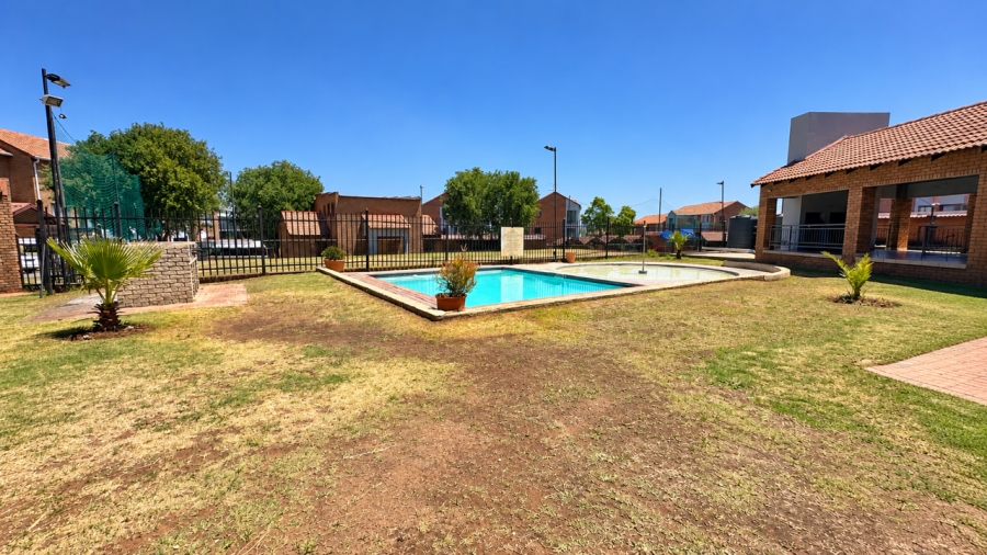 2 Bedroom Property for Sale in Vorna Valley Gauteng