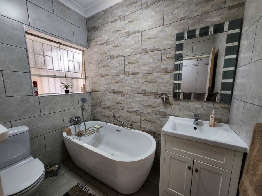 4 Bedroom Property for Sale in Verwoerdpark Gauteng