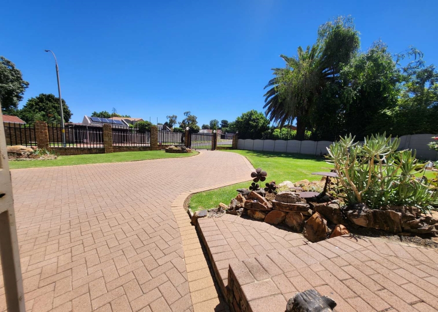 4 Bedroom Property for Sale in Verwoerdpark Gauteng