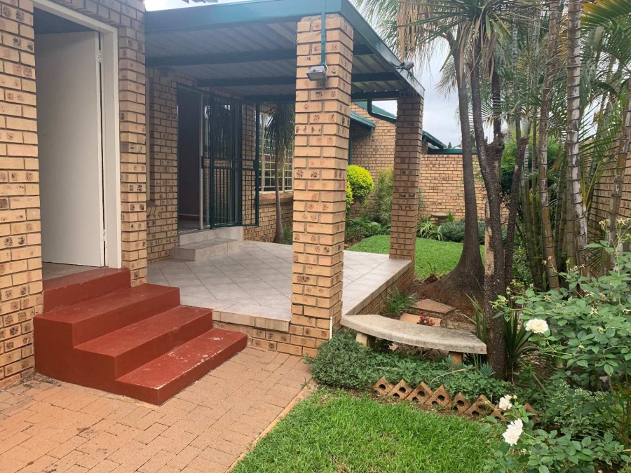 2 Bedroom Property for Sale in Faerie Glen Gauteng