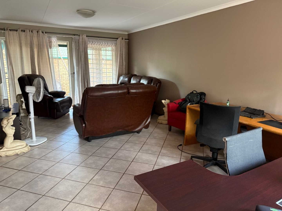 2 Bedroom Property for Sale in Faerie Glen Gauteng