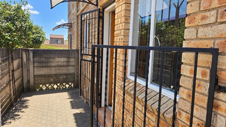 2 Bedroom Property for Sale in Allens Nek Gauteng