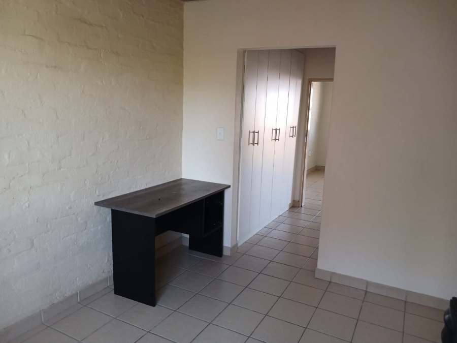 To Let 1 Bedroom Property for Rent in Die Hoewes Gauteng