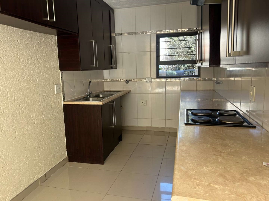 To Let 3 Bedroom Property for Rent in Lakefield Gauteng