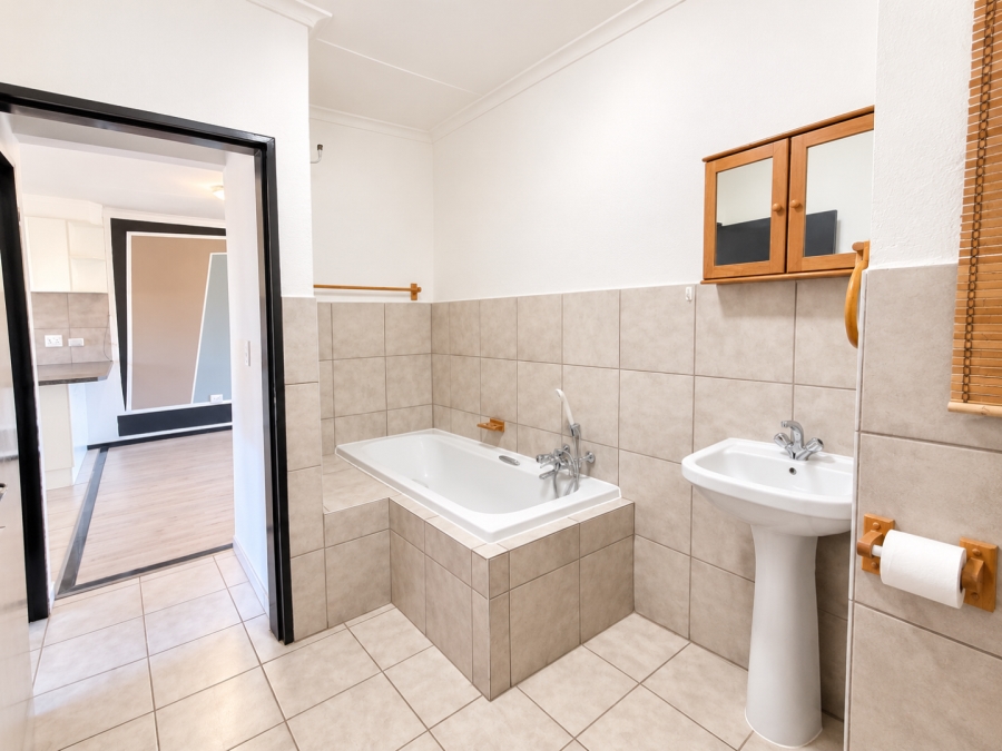 To Let 2 Bedroom Property for Rent in Wilro Park Gauteng