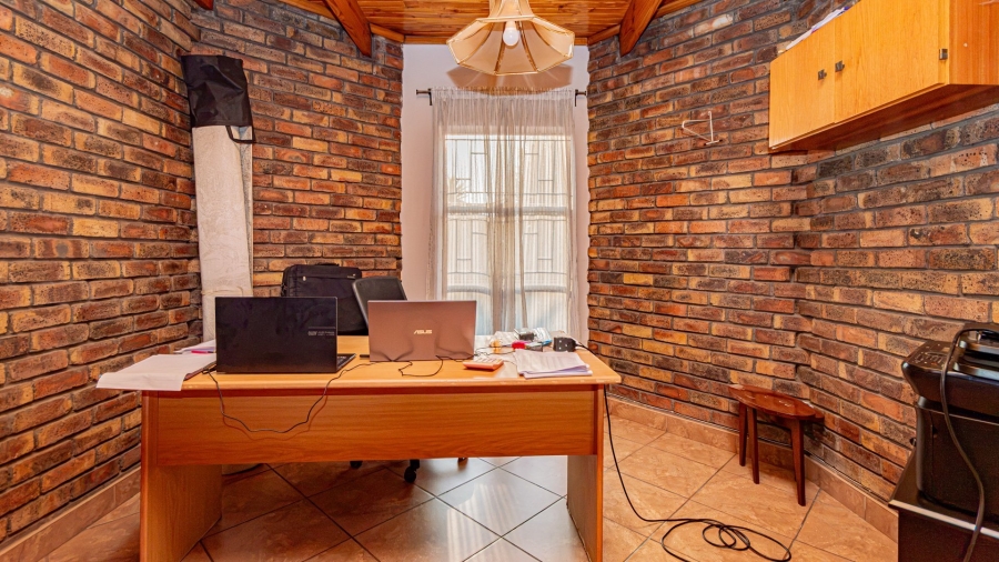 4 Bedroom Property for Sale in Verwoerdpark Gauteng