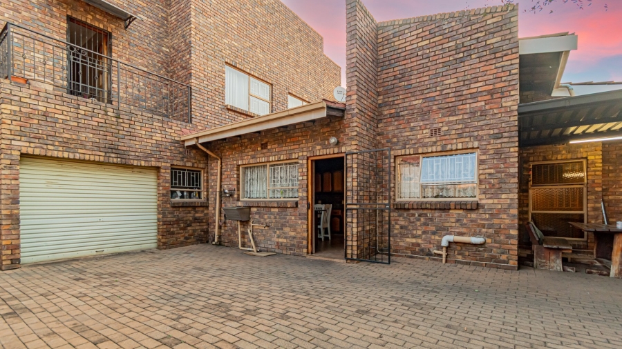 4 Bedroom Property for Sale in Verwoerdpark Gauteng
