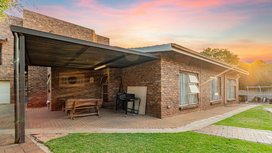 4 Bedroom Property for Sale in Verwoerdpark Gauteng