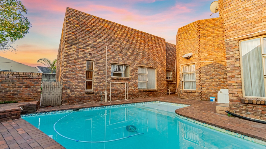 4 Bedroom Property for Sale in Verwoerdpark Gauteng