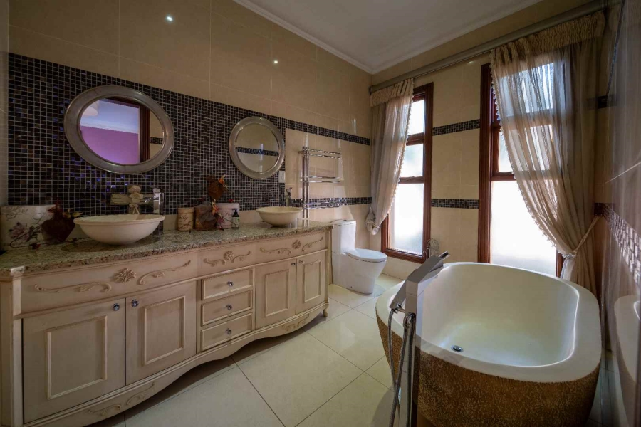 6 Bedroom Property for Sale in Benoni Small Farms Gauteng