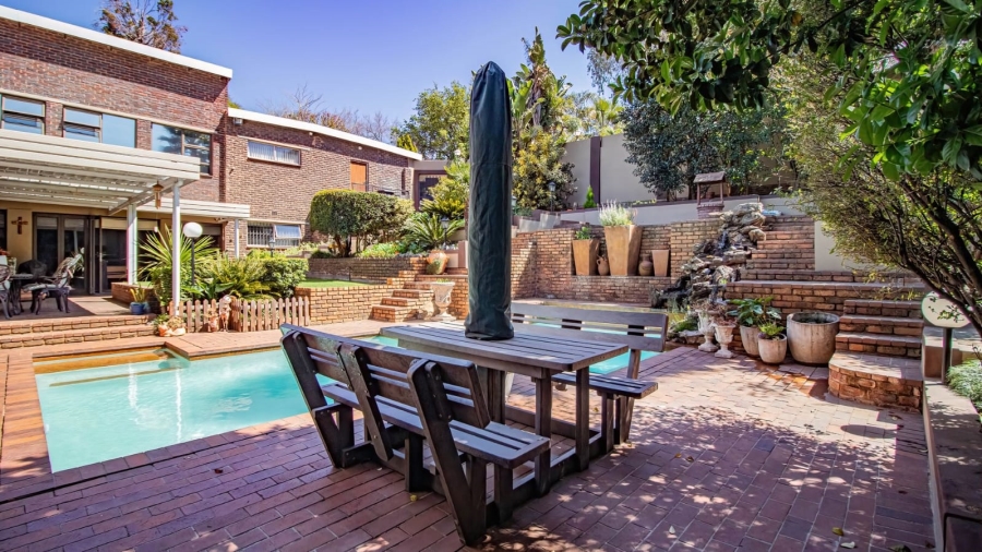 5 Bedroom Property for Sale in Glenvista Gauteng