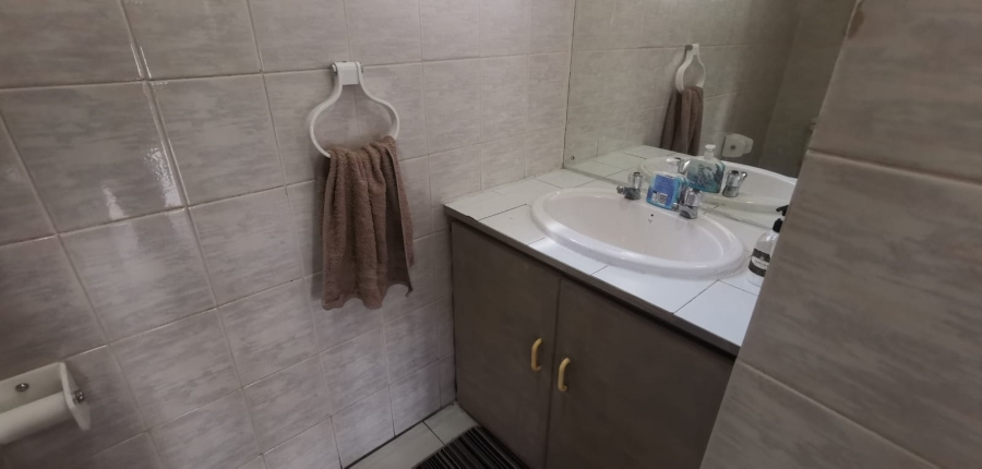 5 Bedroom Property for Sale in Brackendowns Gauteng