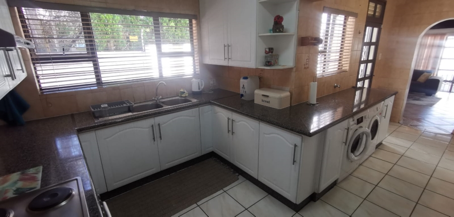 5 Bedroom Property for Sale in Brackendowns Gauteng