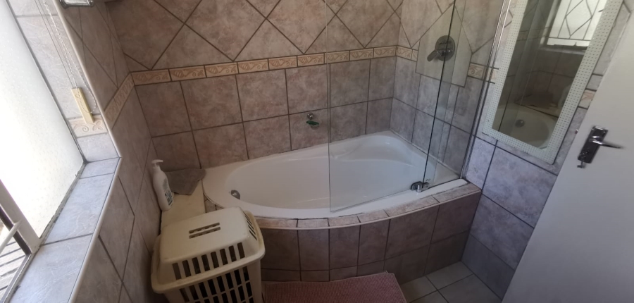 5 Bedroom Property for Sale in Brackendowns Gauteng