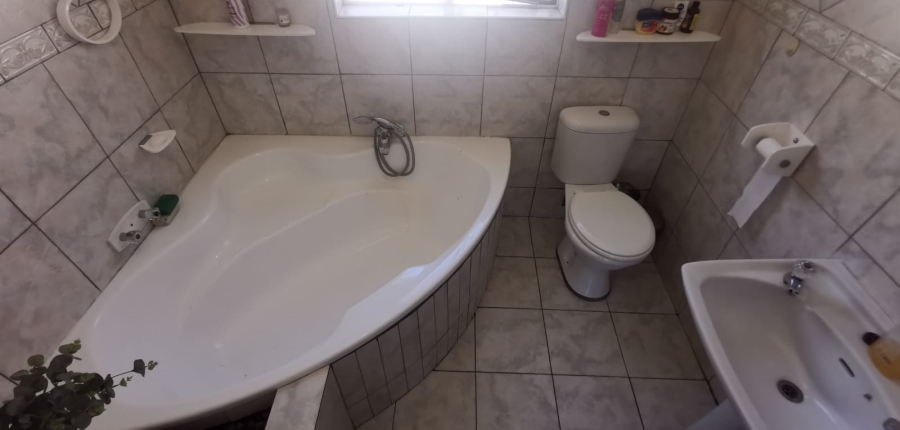 5 Bedroom Property for Sale in Brackendowns Gauteng