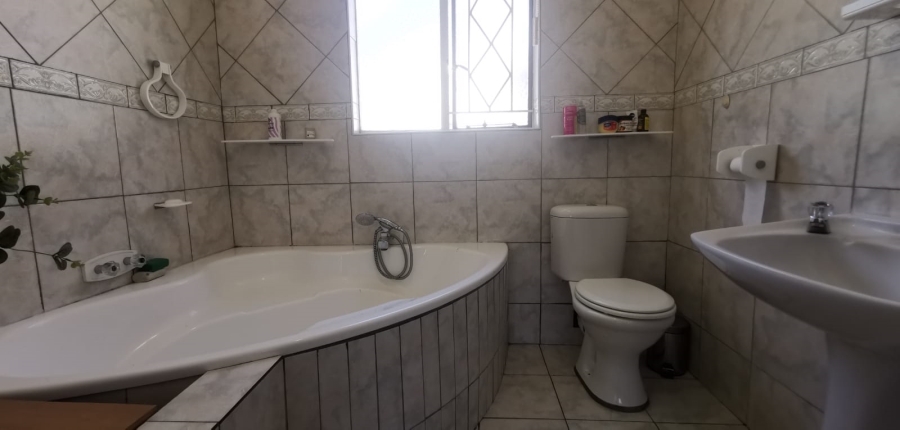 5 Bedroom Property for Sale in Brackendowns Gauteng