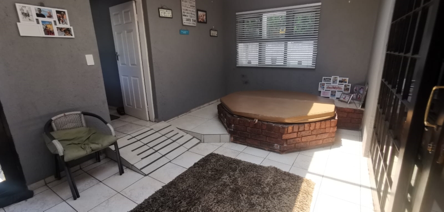 5 Bedroom Property for Sale in Brackendowns Gauteng