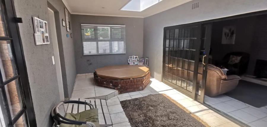 5 Bedroom Property for Sale in Brackendowns Gauteng