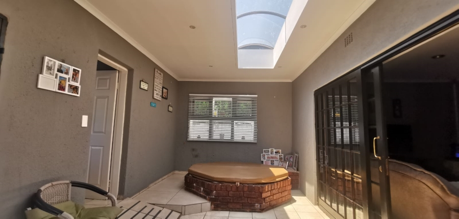 5 Bedroom Property for Sale in Brackendowns Gauteng