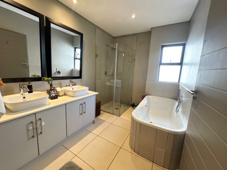 To Let 2 Bedroom Property for Rent in Die Hoewes Gauteng