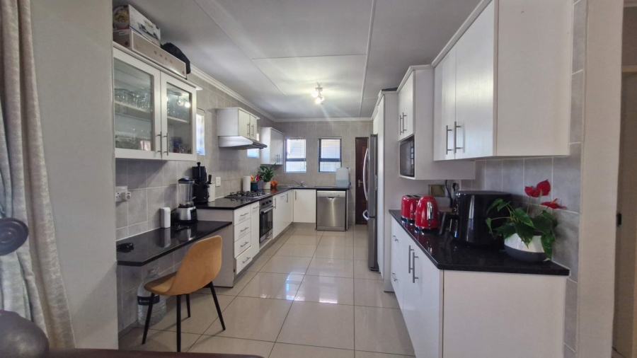 3 Bedroom Property for Sale in Kosmosdal Gauteng