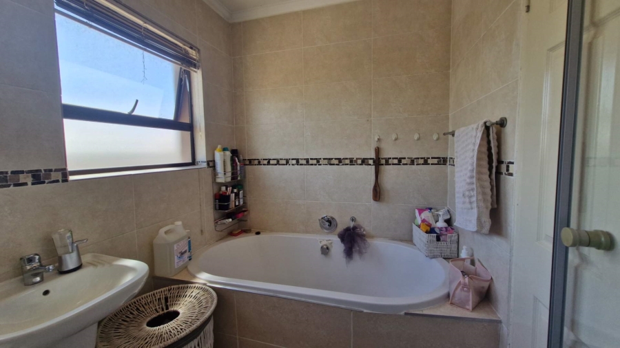 3 Bedroom Property for Sale in Kosmosdal Gauteng
