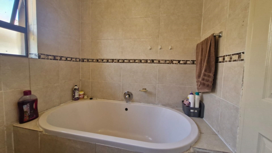 3 Bedroom Property for Sale in Kosmosdal Gauteng