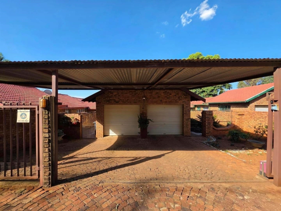 To Let 3 Bedroom Property for Rent in Garsfontein Gauteng