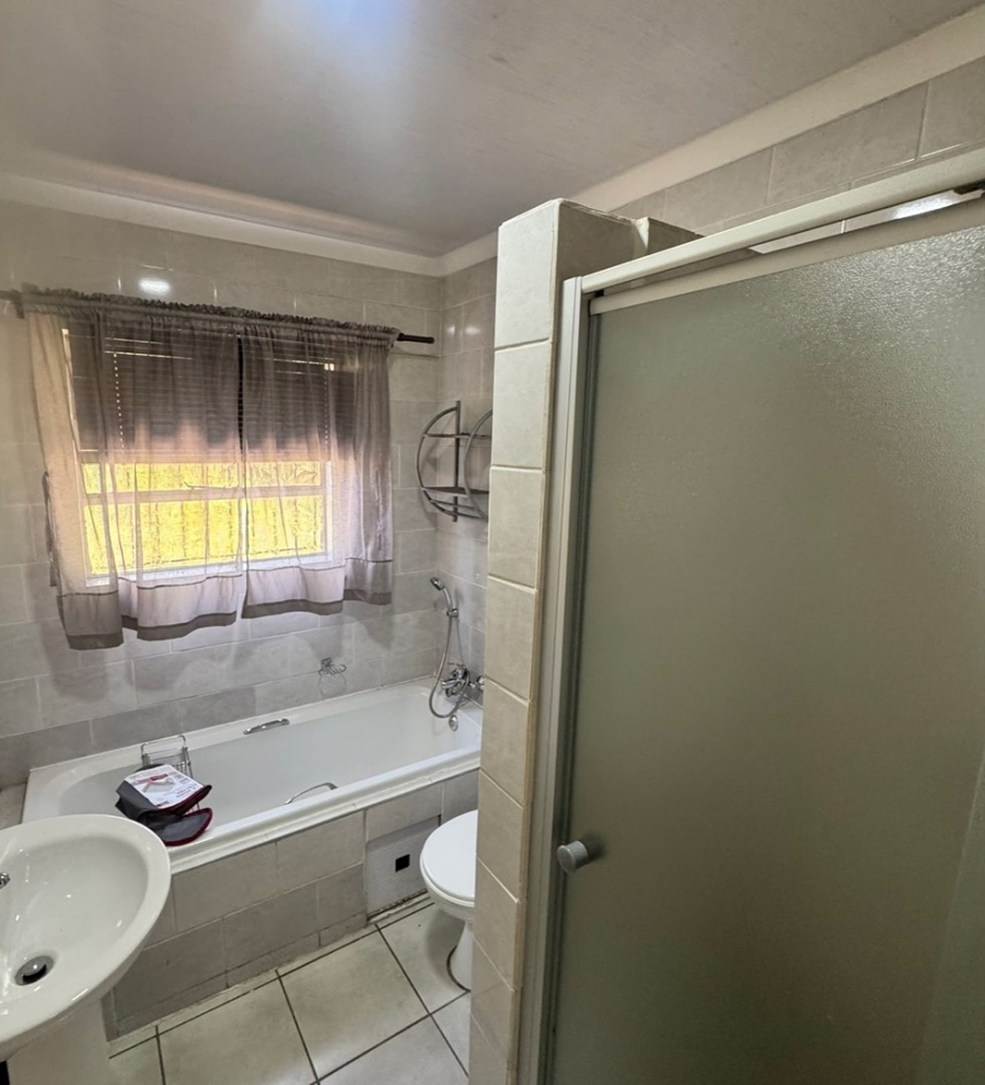 4 Bedroom Property for Sale in Vorna Valley Gauteng